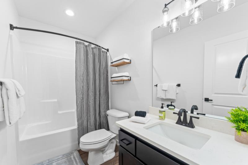 Freshen up in this bright and sparkling bathroom with everything you need—right down to the fluffy towels!