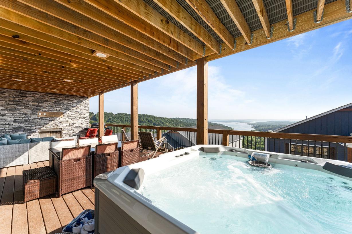 There’s room for everyone on these two huge decks—perfect for taking in those gorgeous lake views!