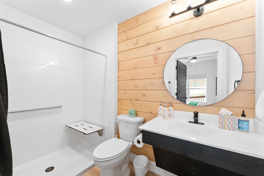 This ground-level suite features golf-inspired decor and an accessible ensuite with a step-free shower.