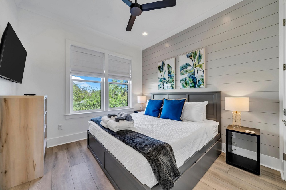 Wake up to swaying palms or block out the sun for a perfect nap—your comfort, your choice!