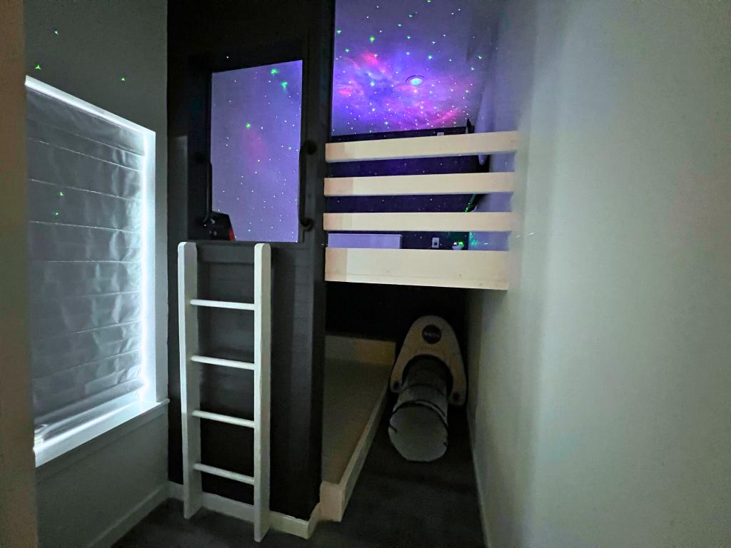 Kids will love sleeping under the stars in the Big Dipper-themed bunk room, complete with twinkling lights and 4 cozy twin beds.