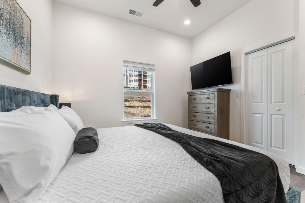 Settle in with all the essentials—this king room has storage and streaming at your fingertips.