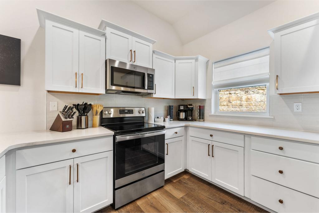 Cook like a pro with everything you need—pots, pans, gadgets, and more, all ready for your crew.