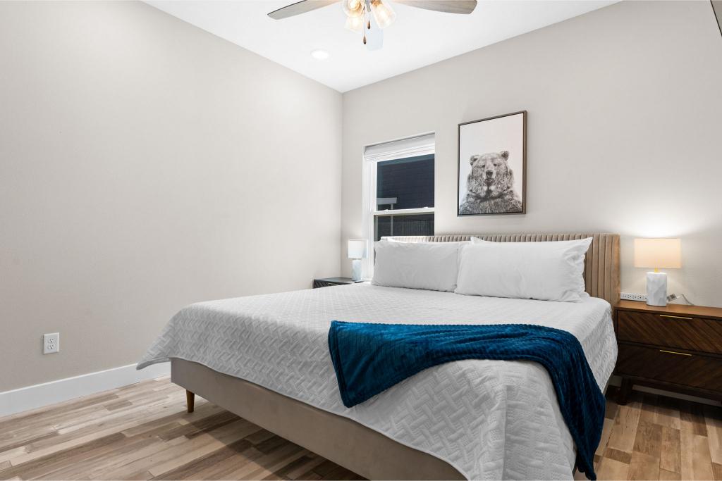 King bed with ensuite bath