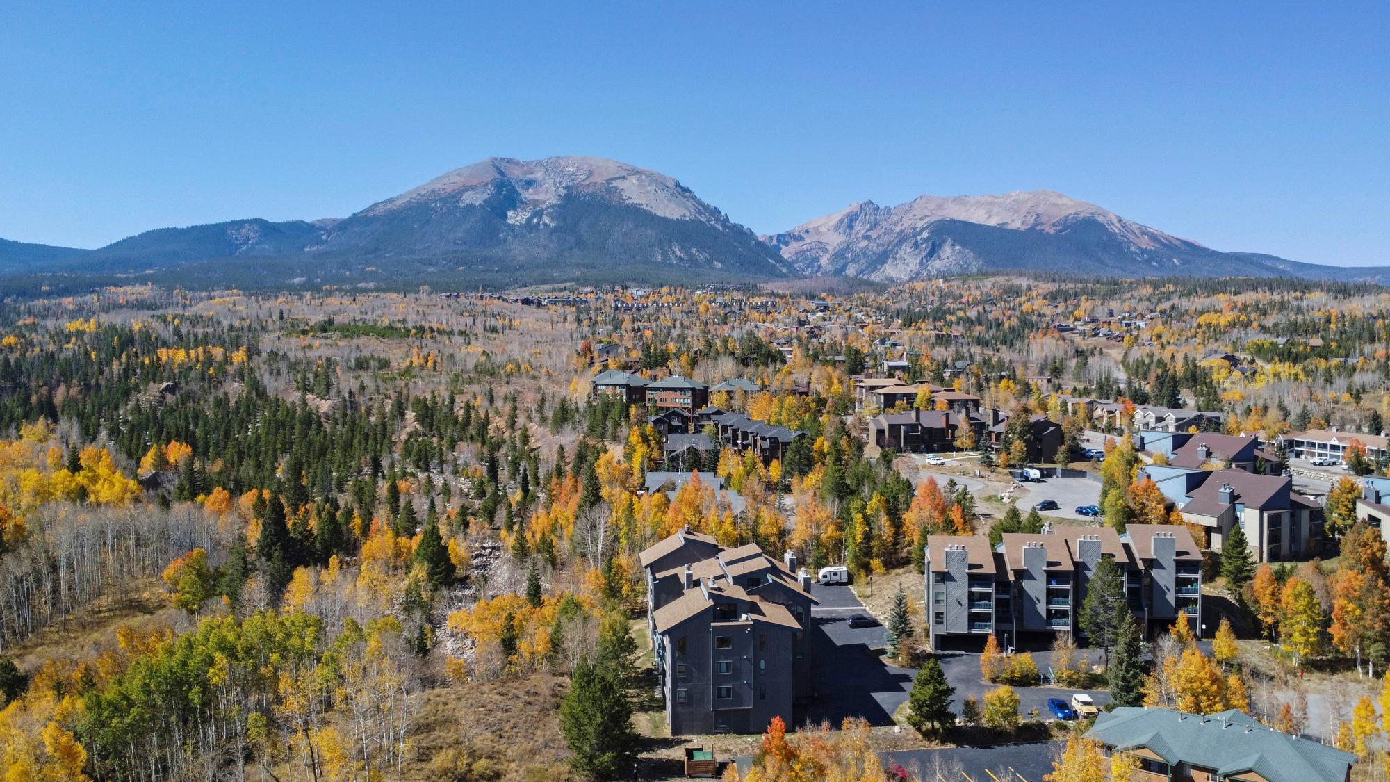 Silverthorne is the perfect central location between the world's best mountain resorts - minutes from Keystone, Breckenridge, Arapahoe Basin, Copper Mountain. Plus just a short drive to Dillon