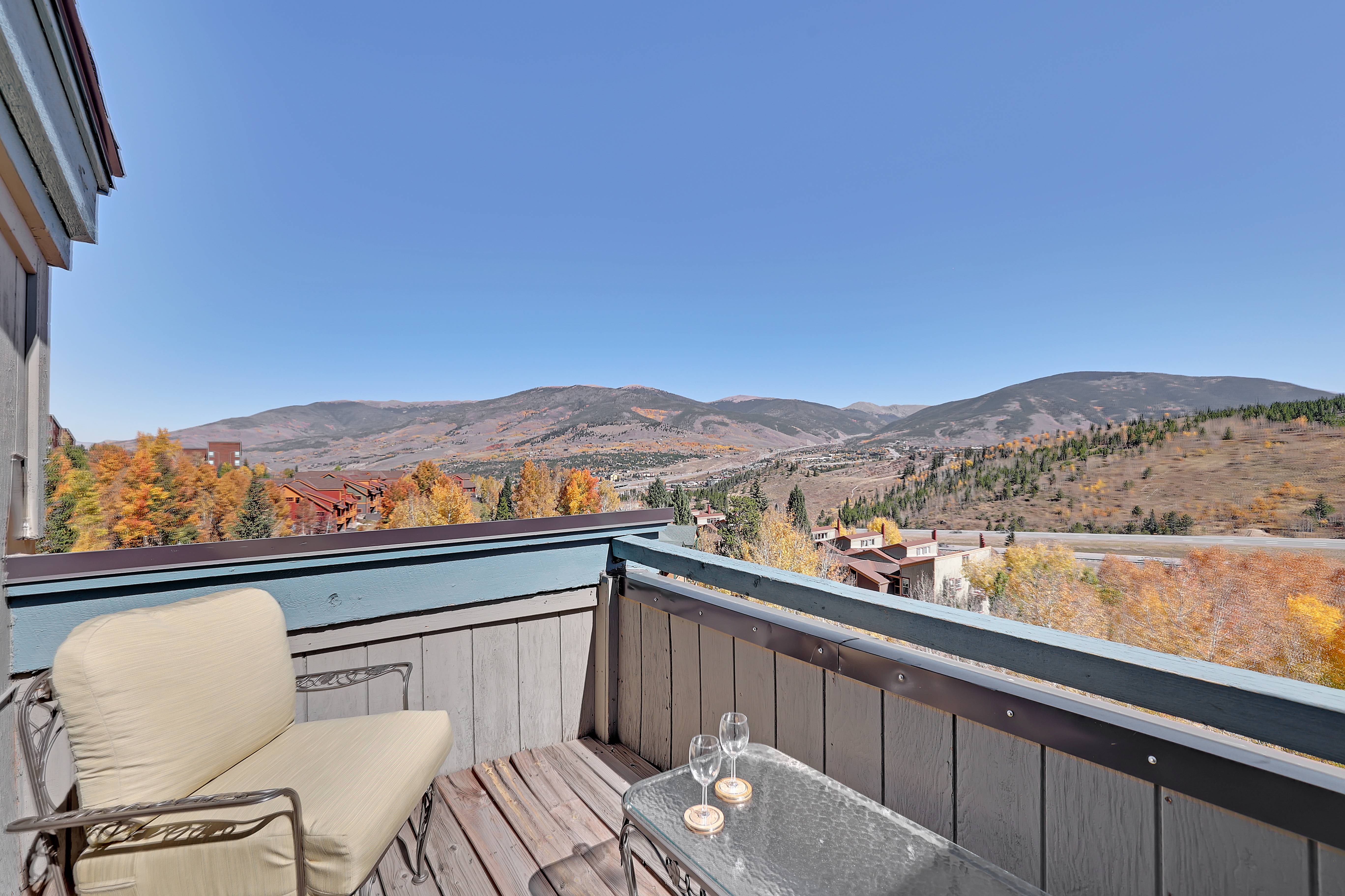 Take in the incredible views from this rooftop balcony overlooking National Forest and surrounding mountains