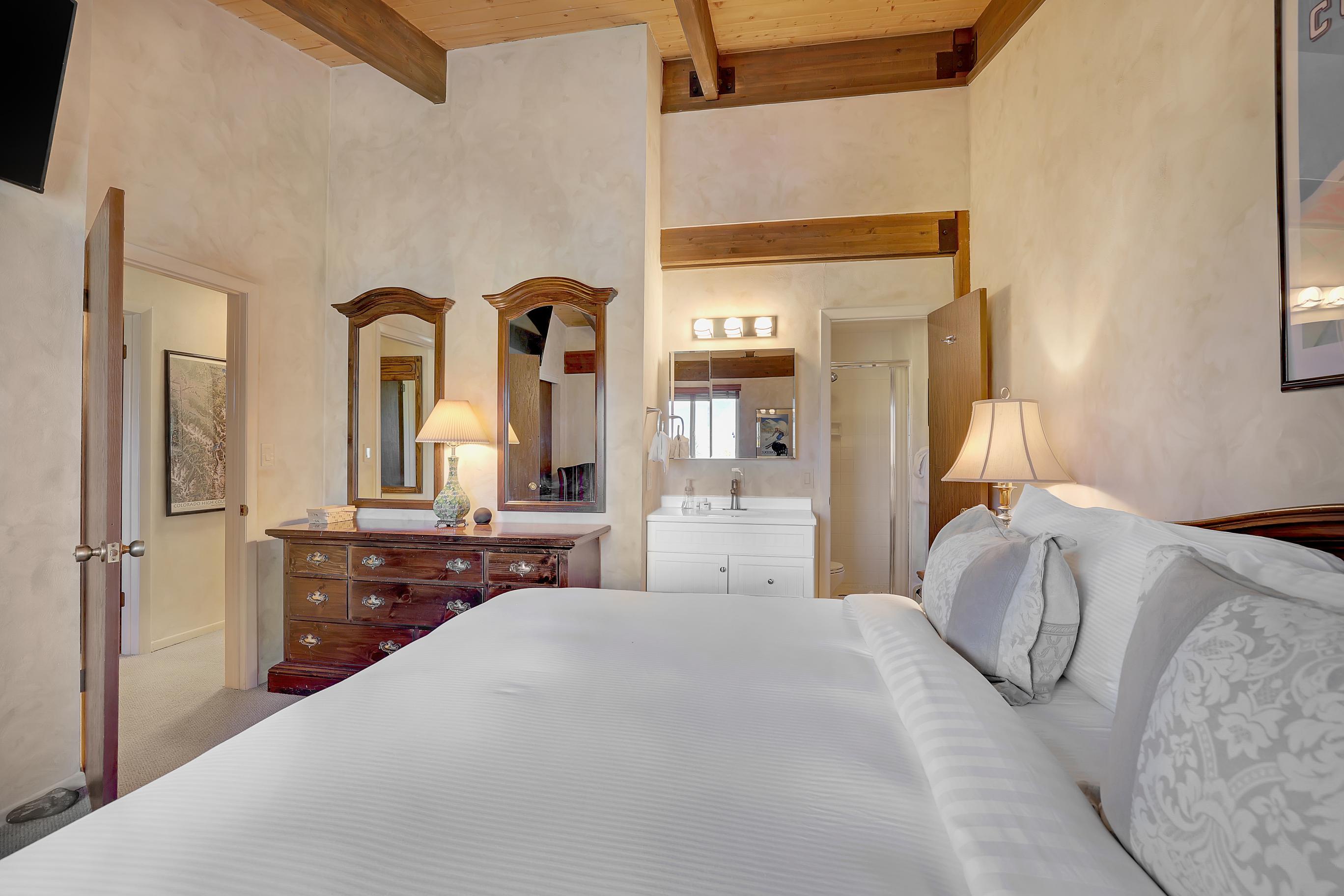 King bedroom with ensuite bathroom