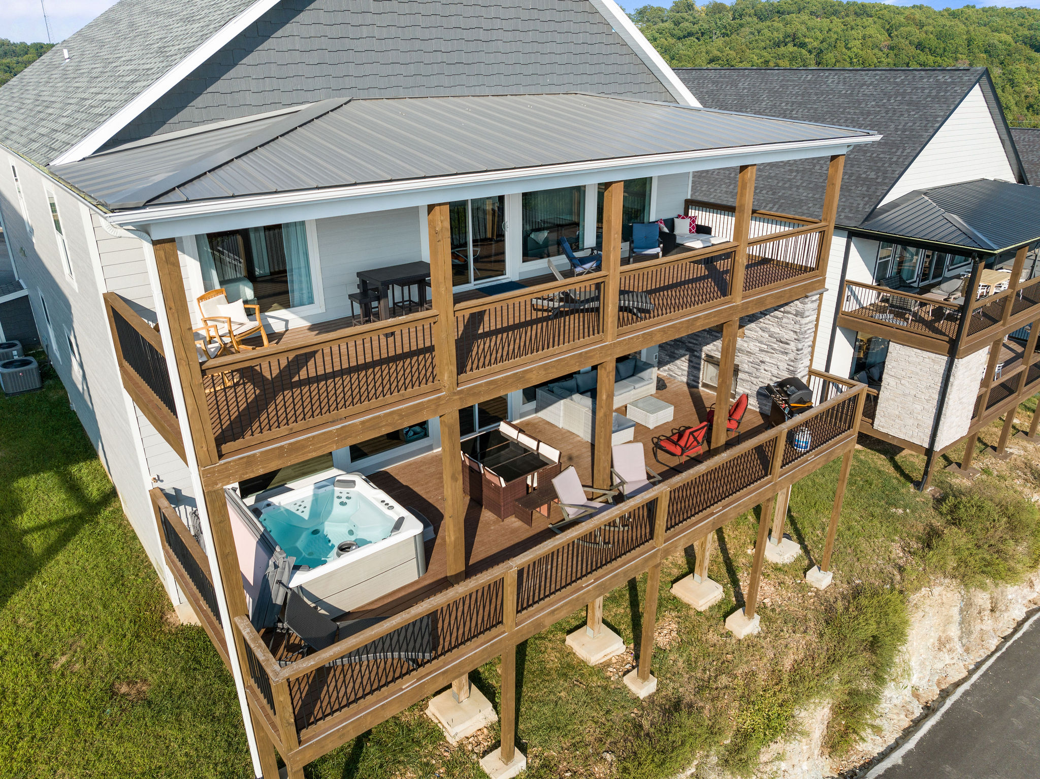 There’s room for everyone on these two huge decks—perfect for taking in those gorgeous lake views!