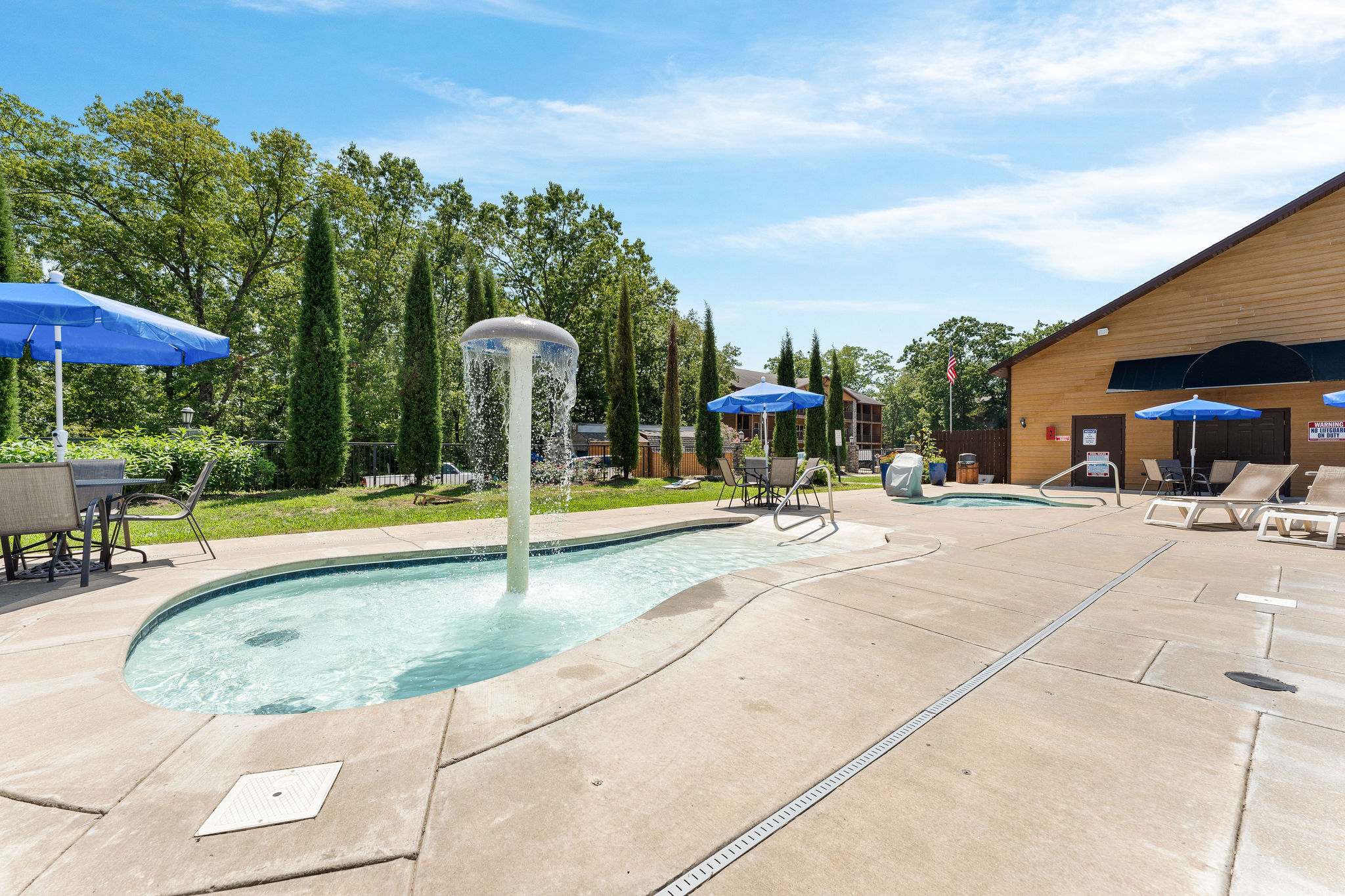 Tiny splashers welcome! This zero-entry kiddie pool is perfect for playtime.