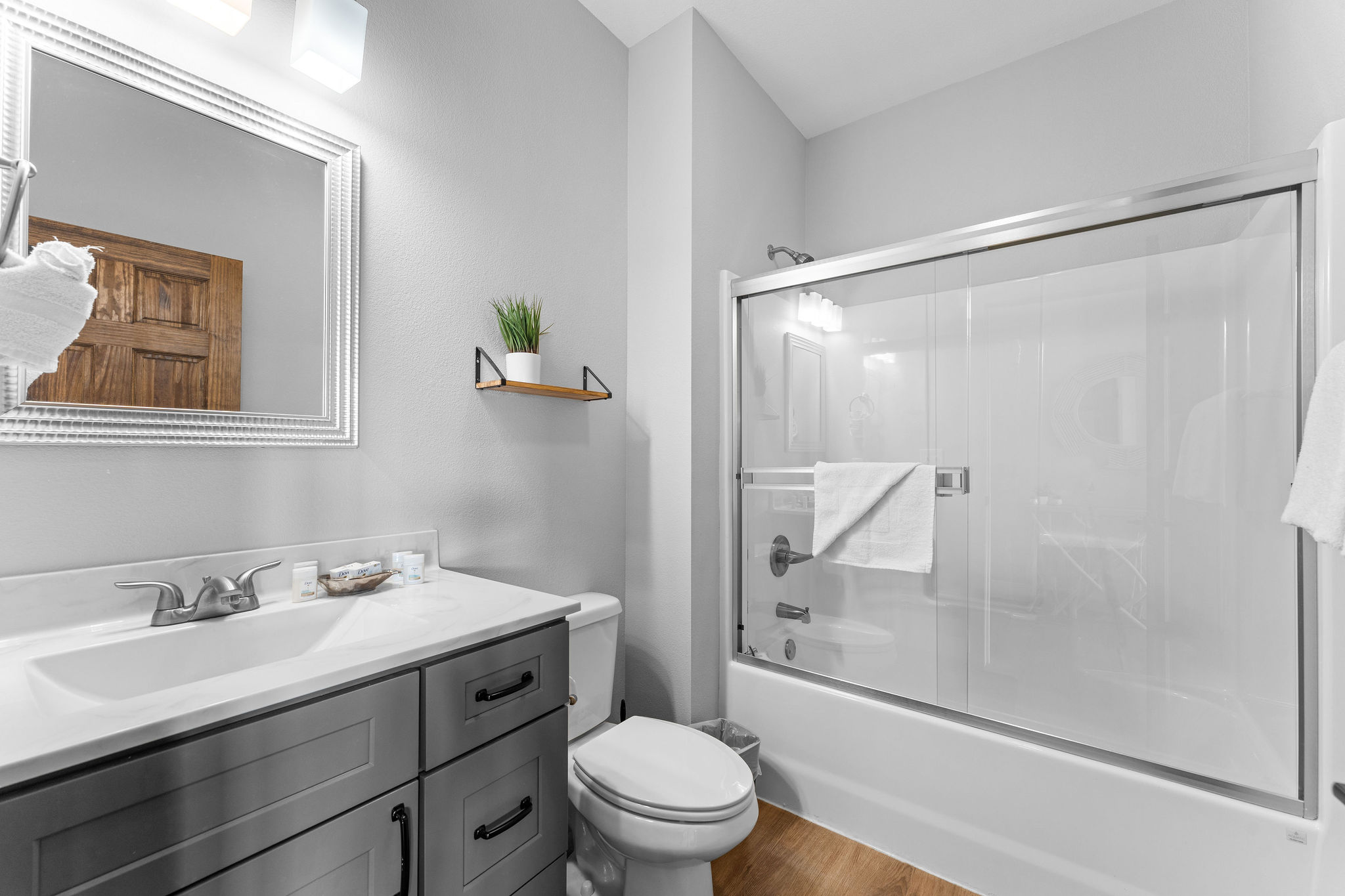 Easy and comfy—freshen up in this bright bath with a full tub/shower combo!