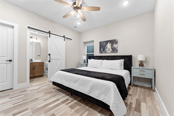 Sun-filled king suite with its own bath—comfort and convenience all in one. 