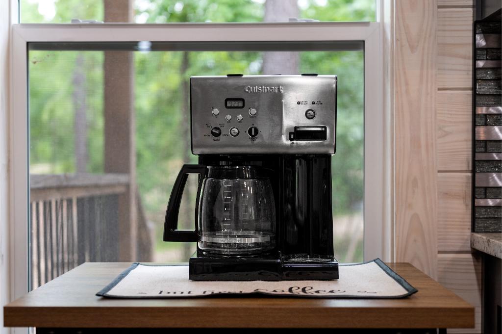 Enjoy your morning coffee while taking in views of the surrounding woods at this peaceful Broken Bow retreat.