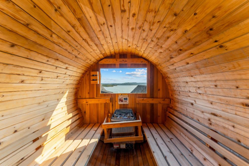 After a round of golf, relax in the private hot sauna and soak in the breathtaking Table Rock Lake views—it’s the ultimate way to recharge at LUX GOLF LODGE.