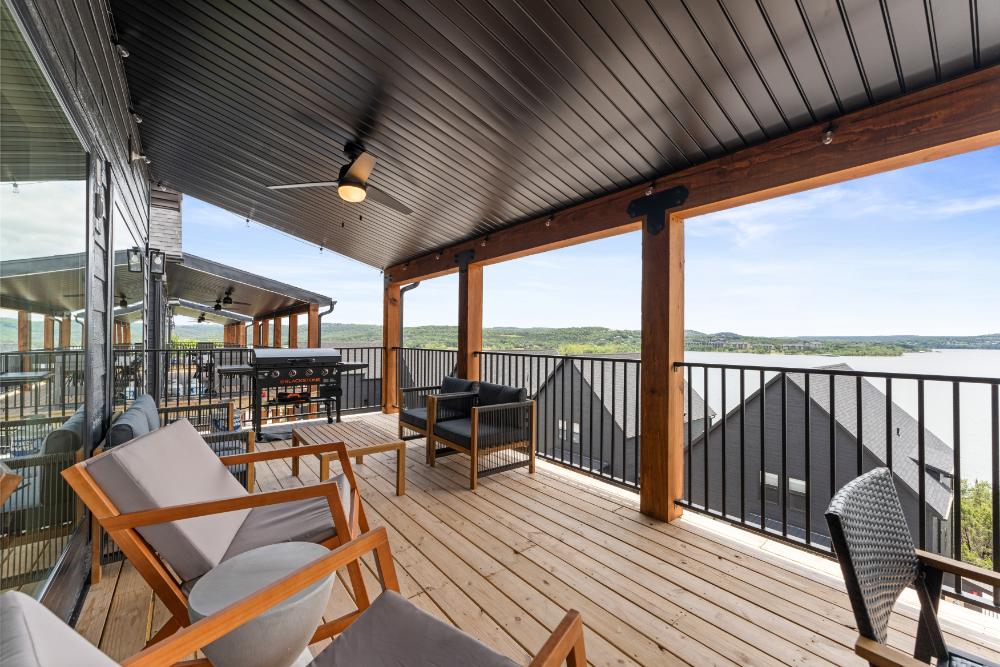 Fire up the Blackstone griddle after a great round of golf and enjoy grilling with stunning Table Rock Lake views from the back deck!