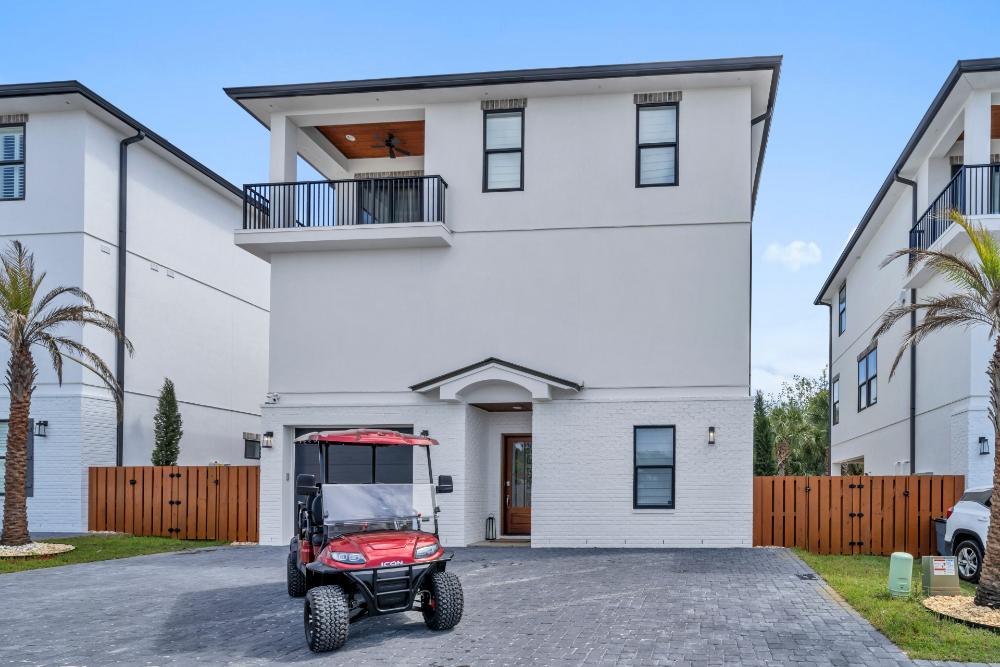 6-Seater Golf Cart included in your reservation. A perfect amenity for transporting beach gear (also provided) on the 3-minute drive to the free public beach access.
