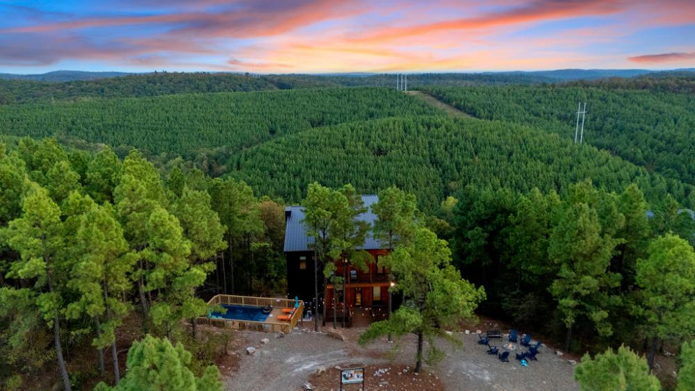 A fire pit surrounded by mountain views with ample parking nearby. Room for the whole group to arrive, settle in, and stay as long as they like.