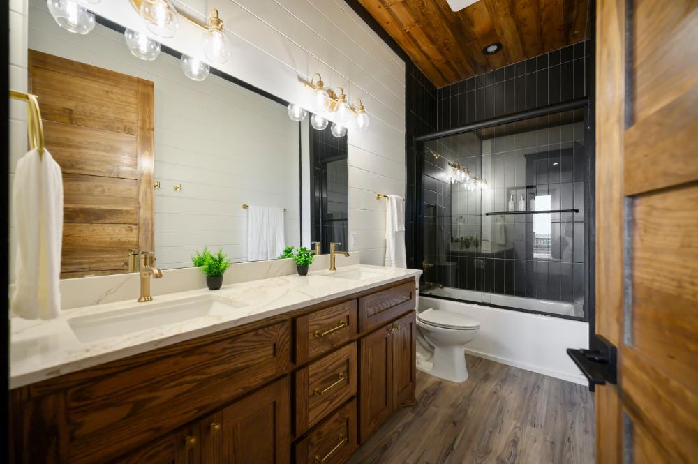 Big enough for the whole family and well laid out enough for couples. This bathroom covers everyone without feeling crowded.