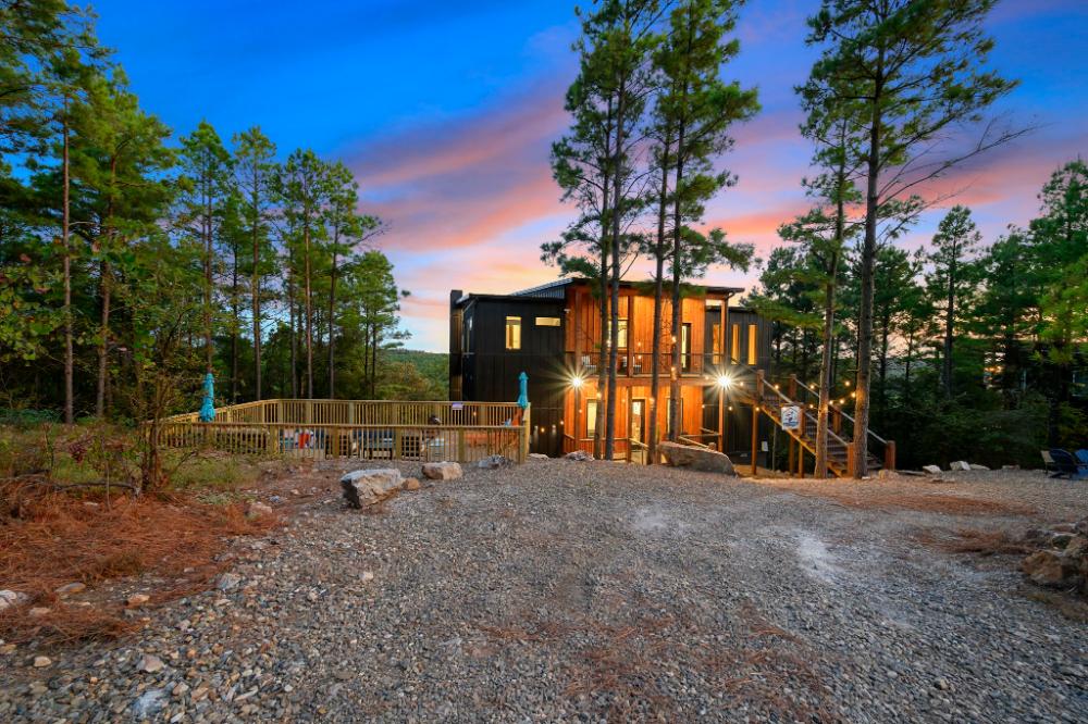 Easy parking right at the property, with mountain sunset views waiting just outside the door the moment you arrive.