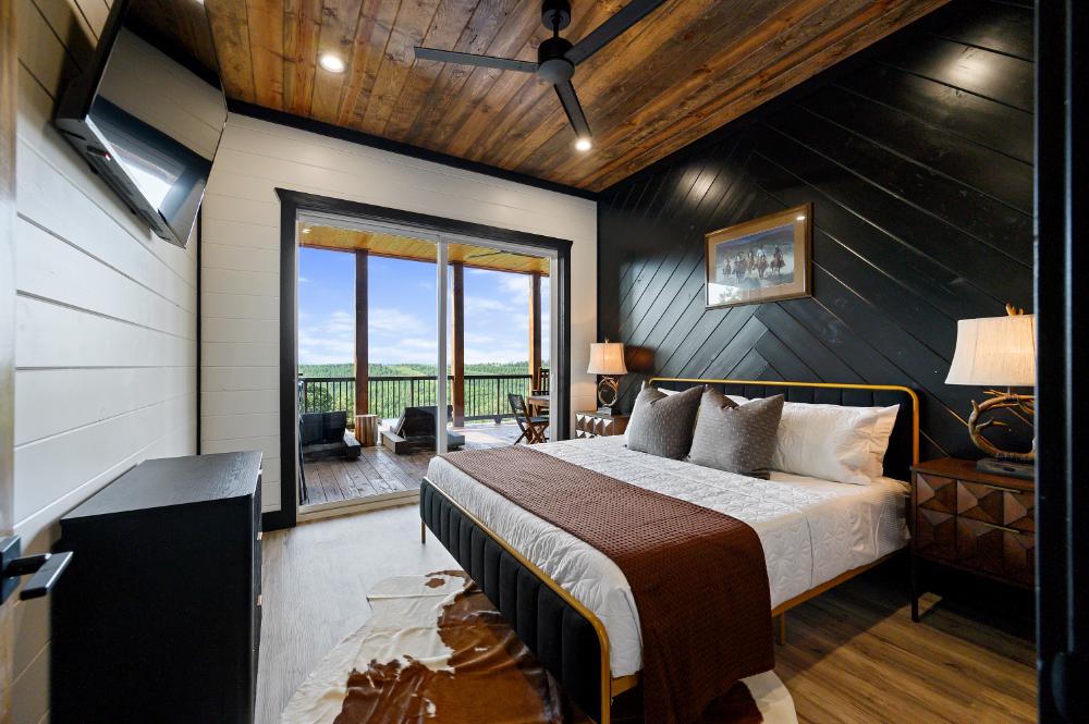 A king-size bed, views that calm you down the second you look up, and a private bathroom all to yourself. Hard to ask for more than that.