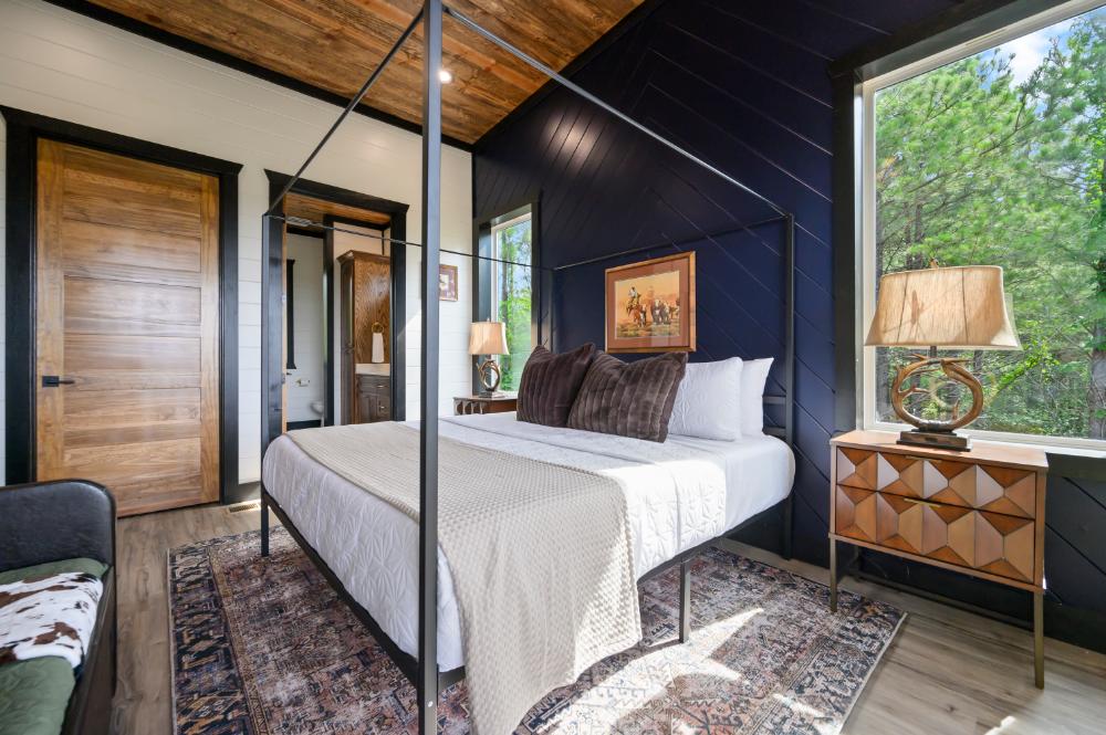 A king-size bedroom where rustic mountain character and genuine comfort meet. Sleep comes easy when the setting is this good.