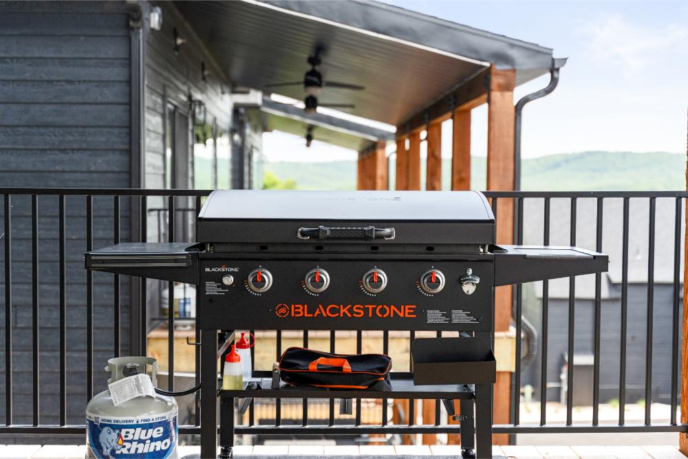 Cook breakfast or dinner outdoors while enjoying beautiful lakefront views.
