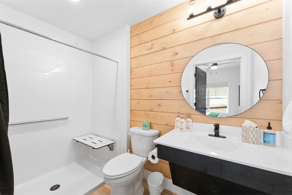 This ground-level suite includes golf-inspired décor and an accessible ensuite with a step-free shower.