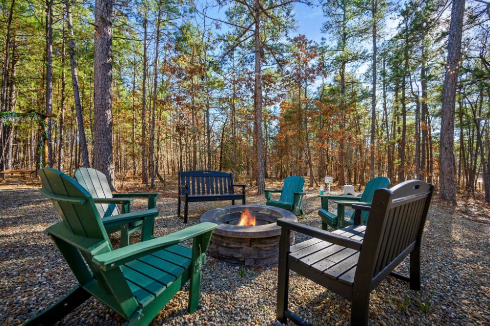 Enjoy the quiet of the forest while gathering around the fire for unforgettable evenings.